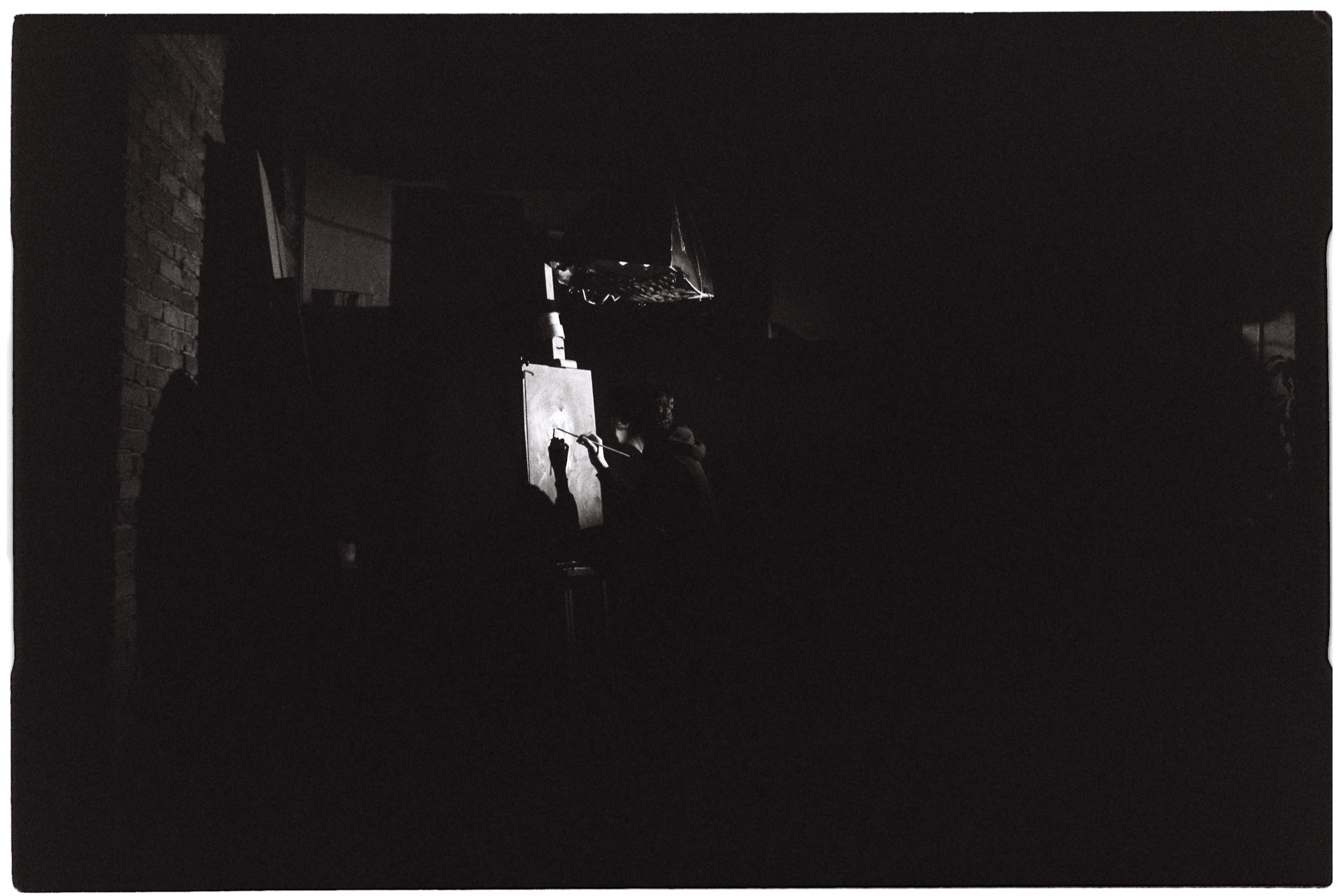 Franco Huamán painting in his studio